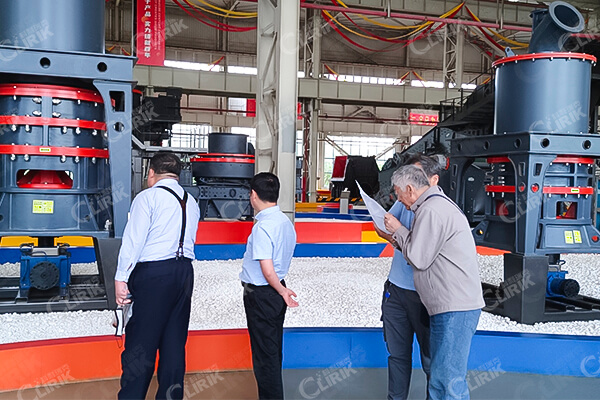 江蘇李總來(lái)廠考察玻璃HGM80A-超細(xì)磨粉設(shè)備